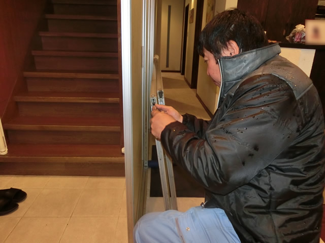室内アルミ建具の戸車修理、交換　【施工中】　名古屋市千種区